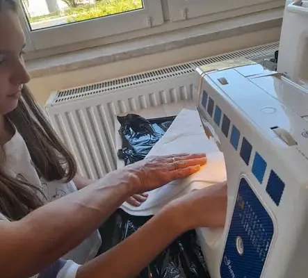 Eko-warsztaty szycia w Sulmierzycach: dzieci uszyły kolorowe kurki i kwiaty
