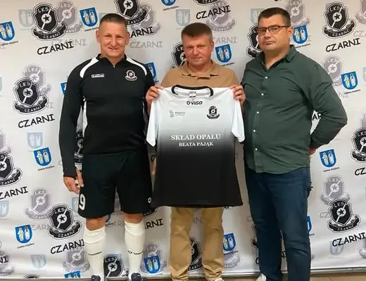 Czarni Rząśnia dziękują Robertowi Pająkowi za nowe koszulki meczowe