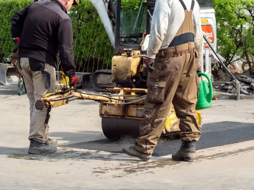 Intensywne prace drogowe na drodze powiatowej nr 1500E – apel o ostrożność