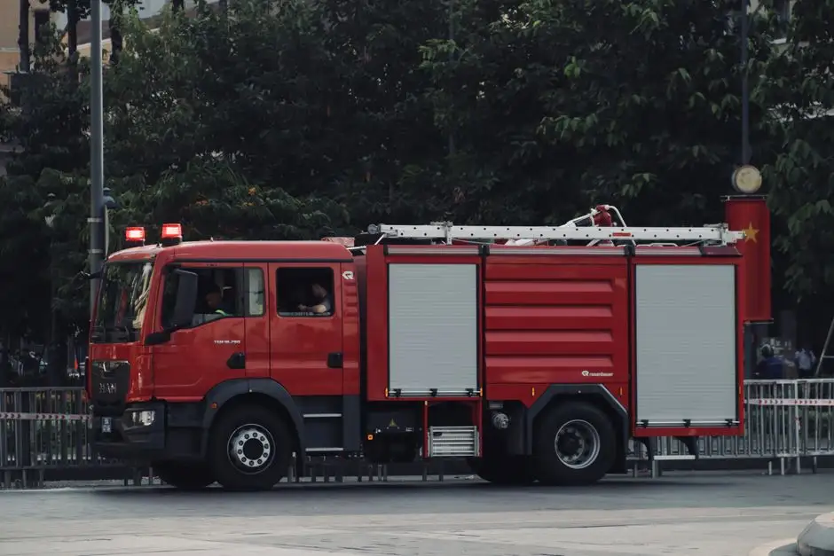 Interwencje strażaków: przewrócone drzewo na torach i pożar auta