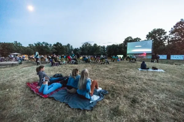 Filmowe Lato w Rząśni: Mieszkańcy wybiorą filmy na plenerowy seans