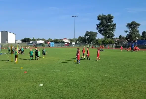 Sportowe emocje najmłodszych: Skrzaty z Rząśni zagrały z Kiełczygłowem