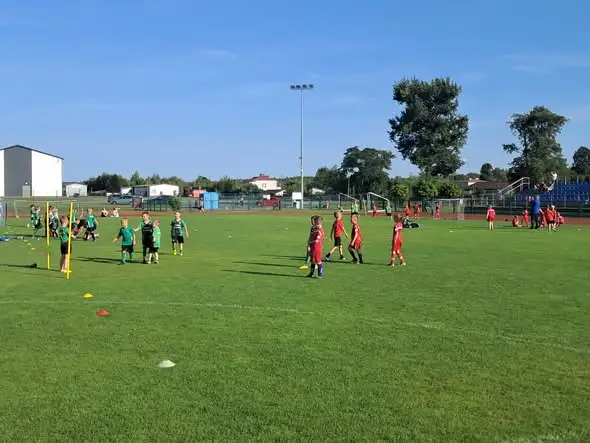 Sportowe emocje najmłodszych: Skrzaty z Rząśni zagrały z Kiełczygłowem