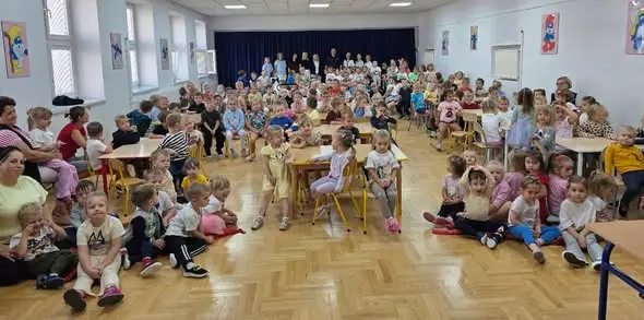 Dzielnicowi z Pajęczna uczą dzieci bezpieczeństwa w szkołach