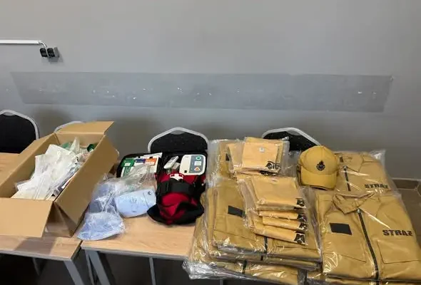 Nowe umundurowanie i sprzęt szkoleniowy dla Młodzieżowej Drużyny Pożarniczej z Nowej Brzeźnicy