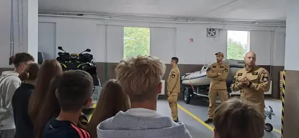 Uczniowie z Pajęczna uczyli się reagować w sytuacjach zagrożenia. Warsztaty w straży pożarnej