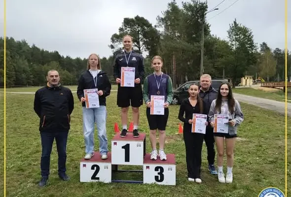 Młodzi lekkoatleci z Pajęczna wrócili z medalami z biegów przełajowych