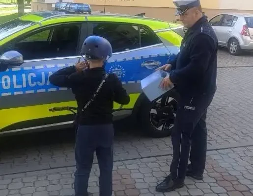 Policja w Pajęcznie przypomina o kaskach dla młodych rowerzystów i użytkowników hulajnóg