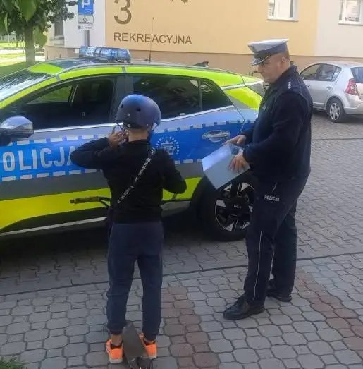 Policja w Pajęcznie przypomina o kaskach dla młodych rowerzystów i użytkowników hulajnóg