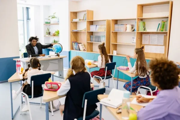 Pajęczańscy dzielnicowi uczą dzieci bezpieczeństwa w szkołach