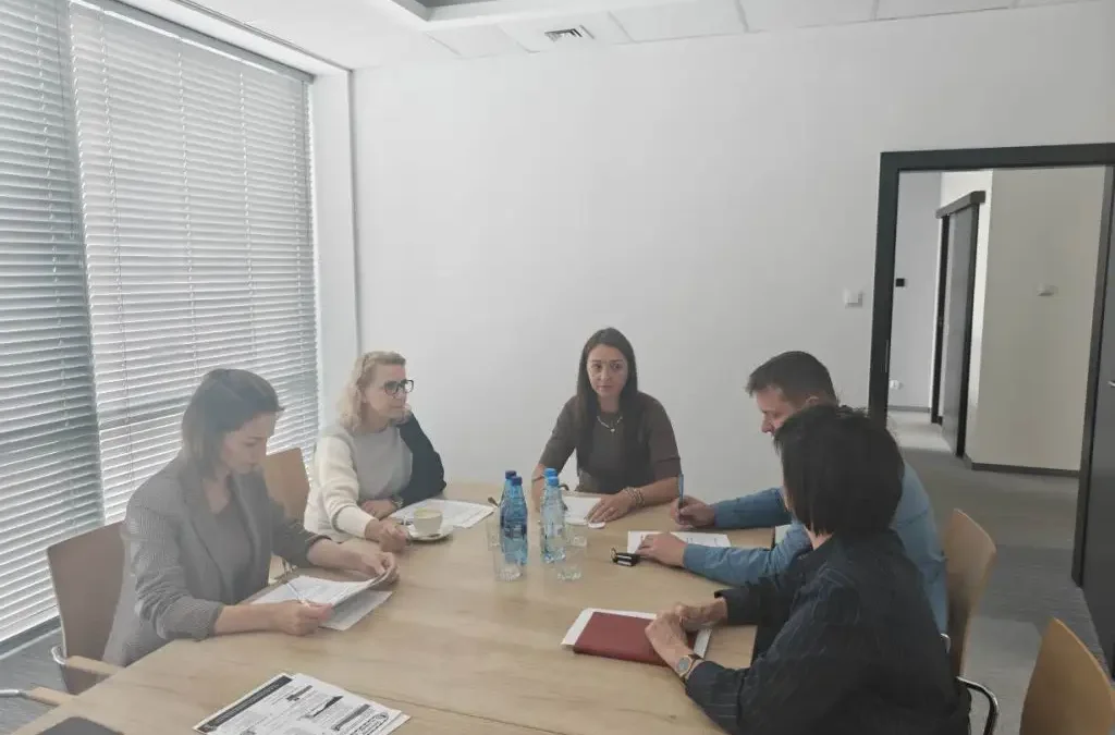 Gmina Rząśnia stawia na bezpieczeństwo uczniów. Spotkanie z dyrektorami szkół