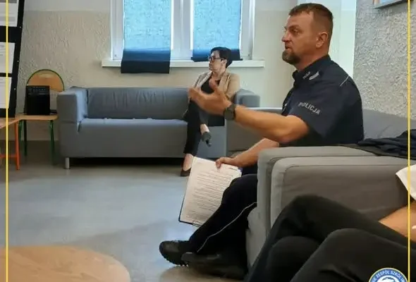 Pajęczno: Policjant uczył młodzież, jak walczyć z hejtem