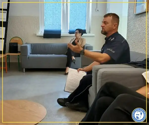 Pajęczno: Policjant uczył młodzież, jak walczyć z hejtem