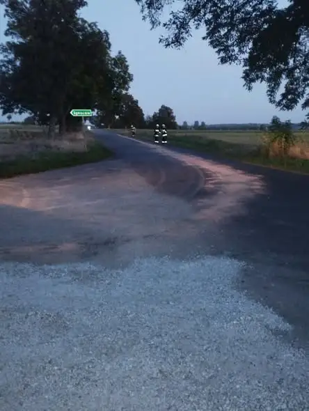 Akcja strażaków w Ożegowie – usuwanie substancji ropopochodnej z drogi