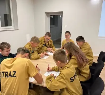 Nocna zbiórka Młodzieżowej Drużyny Pożarniczej w remizie OSP Nowa Brzeźnica