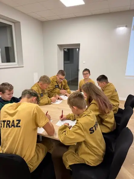 Nocna zbiórka Młodzieżowej Drużyny Pożarniczej w remizie OSP Nowa Brzeźnica