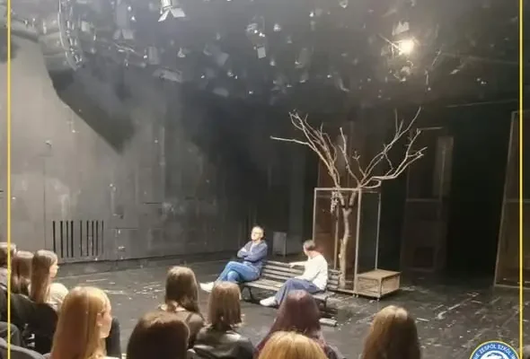 Uczniowie z Pajęczna na spektaklu „Antygona w Nowym Jorku” w Teatrze Nowym w Łodzi