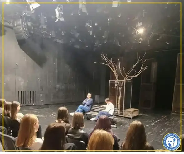 Uczniowie z Pajęczna na spektaklu „Antygona w Nowym Jorku” w Teatrze Nowym w Łodzi